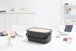 Brabantia Nic Broodtrommel - Met Bamboe Deksel - Dark Grey -Woonwinkel 1200x799 1