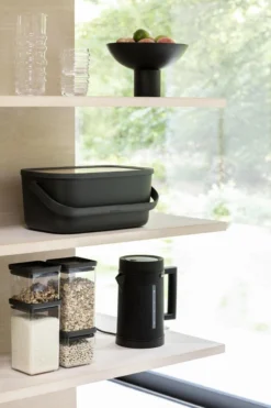 Brabantia Nic Broodtrommel - Met Bamboe Deksel - Dark Grey -Woonwinkel 799x1200