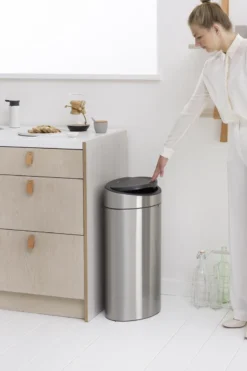 Brabantia Touch Bin Prullenbak - 40 L - Matt Steel Fingerprint Proof -Woonwinkel 800x1200 9