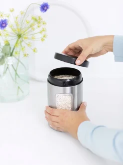 Brabantia Voorraadbus - 1,4 L - Matt Steel Fingerprint Proof / Matt Black Deksel - Met Venster -Woonwinkel 895x1200